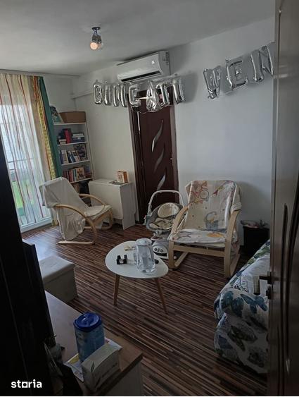 Apartament cu 3 camere semidecomandat în Craiovița Nouă