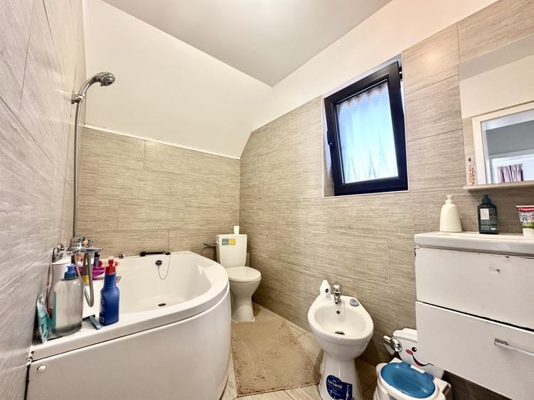 Casă individuală cu 5 camere cu Canalizare în Giroc