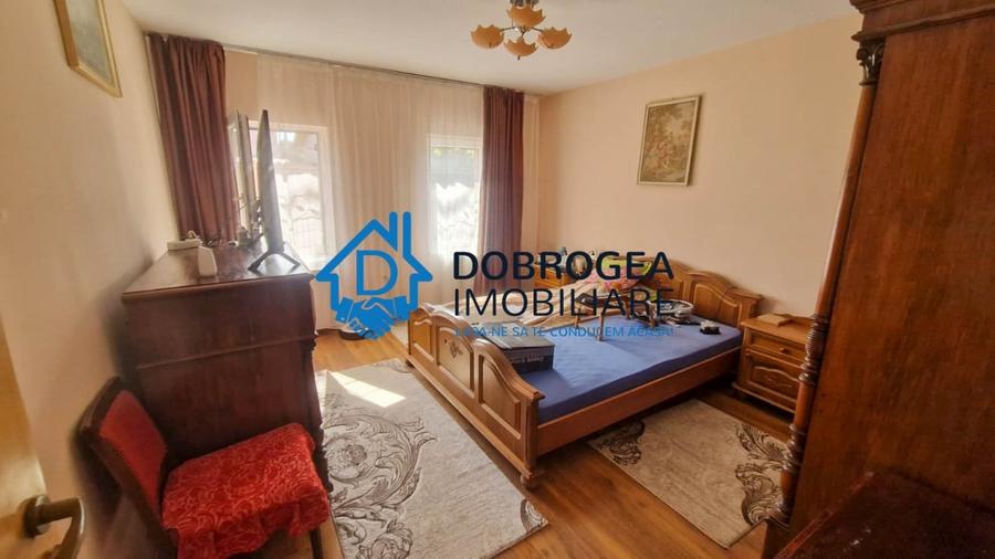 Casă individuală cu 6 camere cu Teren 397 Mp în Central