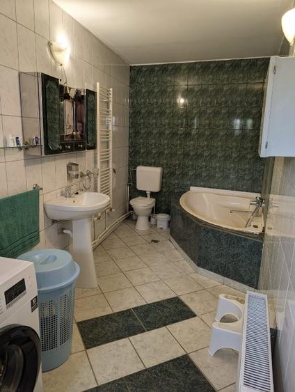 Apartament cu 4 camere decomandat, mobilat în Central