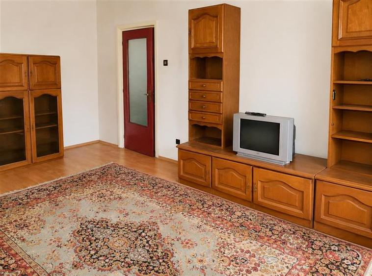 Apartament cu 3 camere decomandat în Calea București