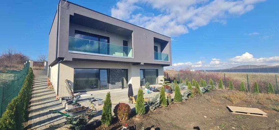 Casă cu 7 camere cu Teren 815 Mp în Tineretului