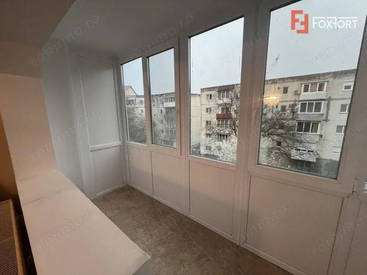 Apartament cu 4 camere semidecomandat, mobilat în Girocului