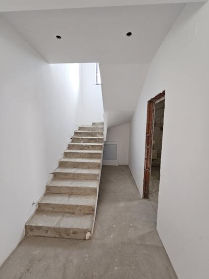 Casă cu 5 camere cu Canalizare în Tunari