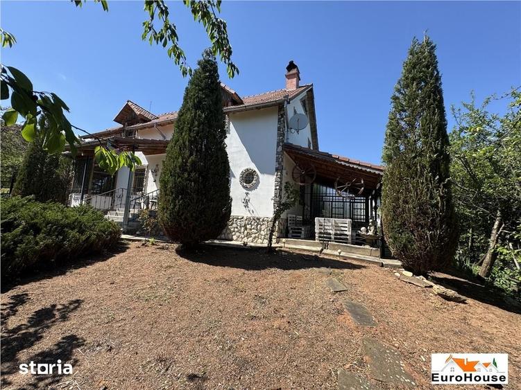 Casă cu 4 camere cu Teren 2700 Mp în Central
