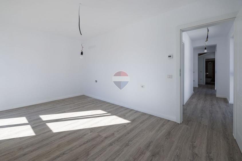 Casă individuală cu 4 camere cu Teren 263 Mp în Tractorul