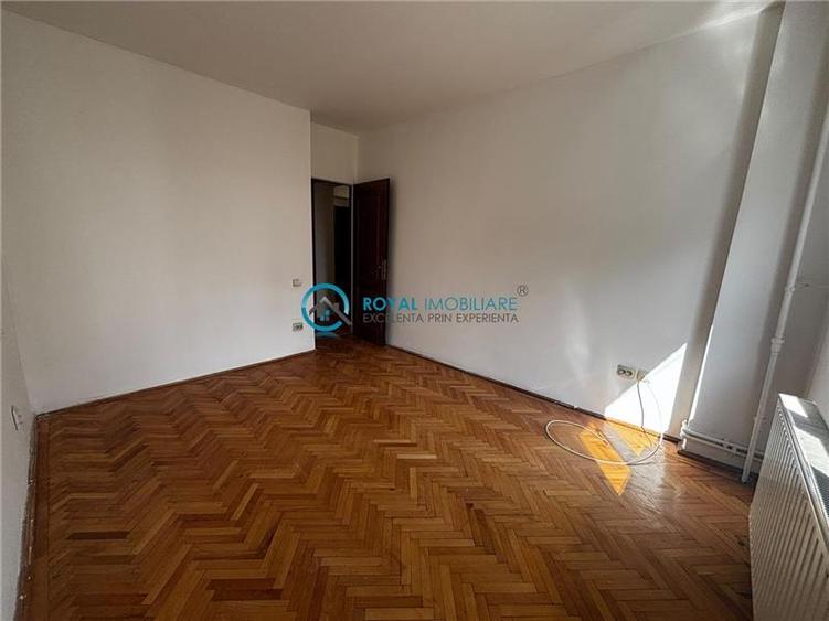 Apartament cu 3 camere decomandat în Republicii