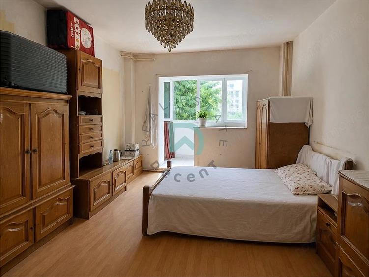 Apartament cu 3 camere decomandat în Calea București