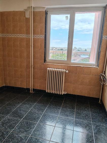 Apartament cu 3 camere semidecomandat în Ștefan cel Mare