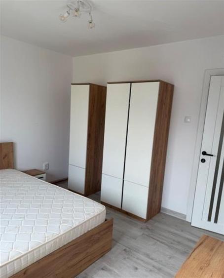 Apartament cu 3 camere decomandat în Tractorul