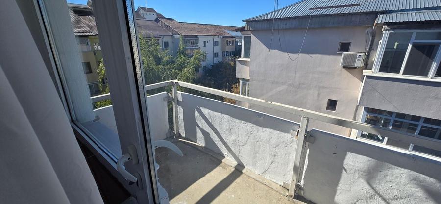 Apartament cu 4 camere decomandat, mobilat în Micro 3