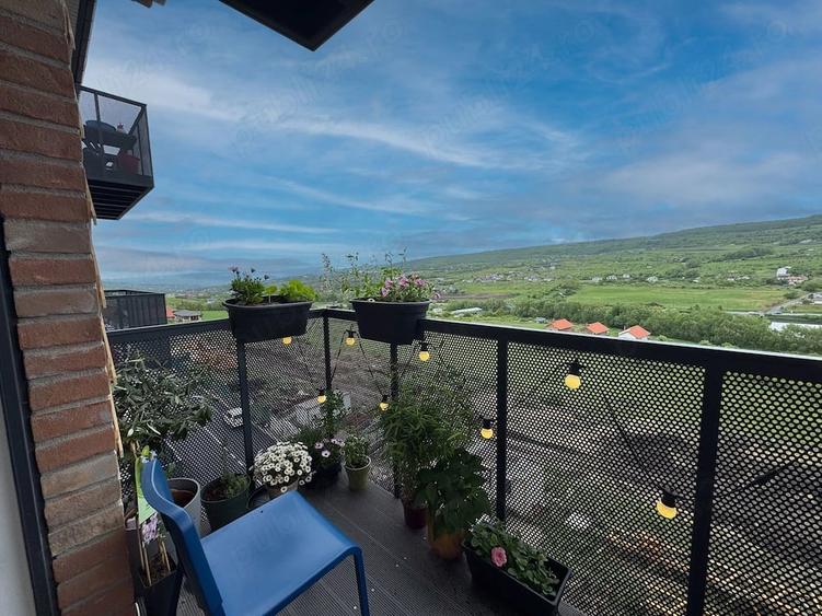 Apartament cu 3 camere semidecomandat în Chinteni