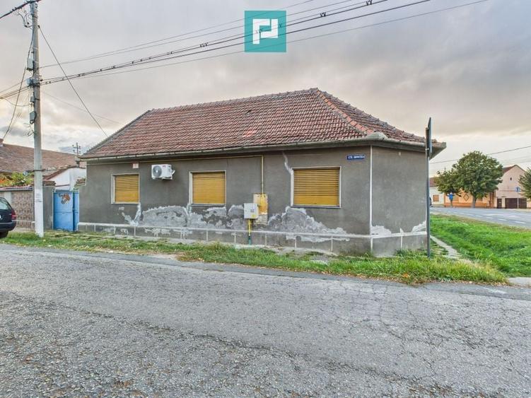 Casă individuală cu 8 camere cu Canalizare în Pârneava