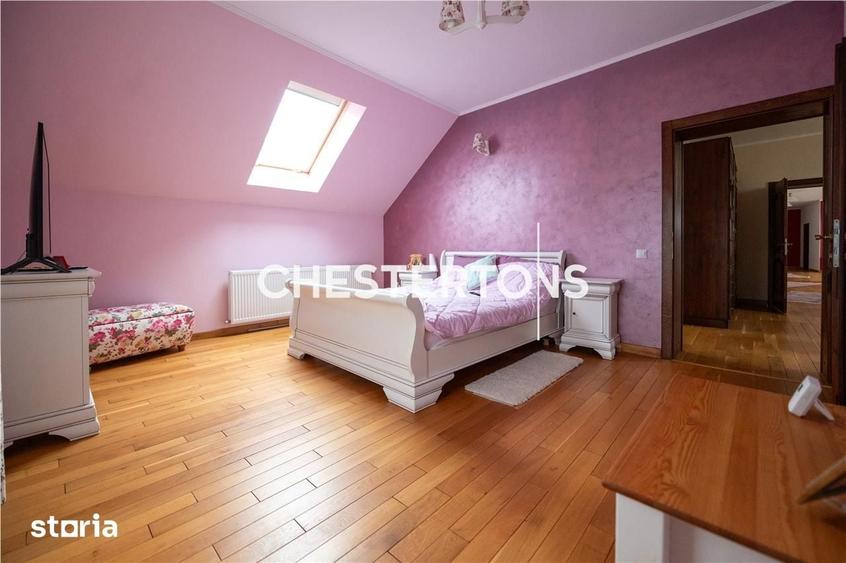 Casă cu 8 camere cu Teren 814 Mp în Hoghiz