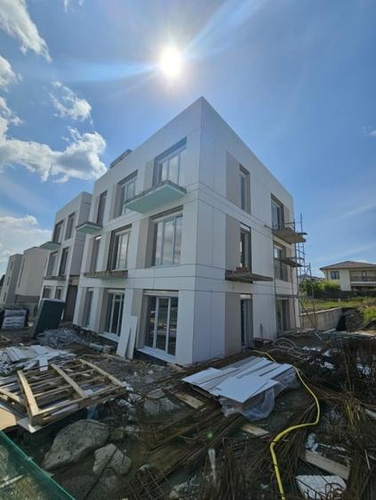 Apartament cu 3 camere decomandat în Europa