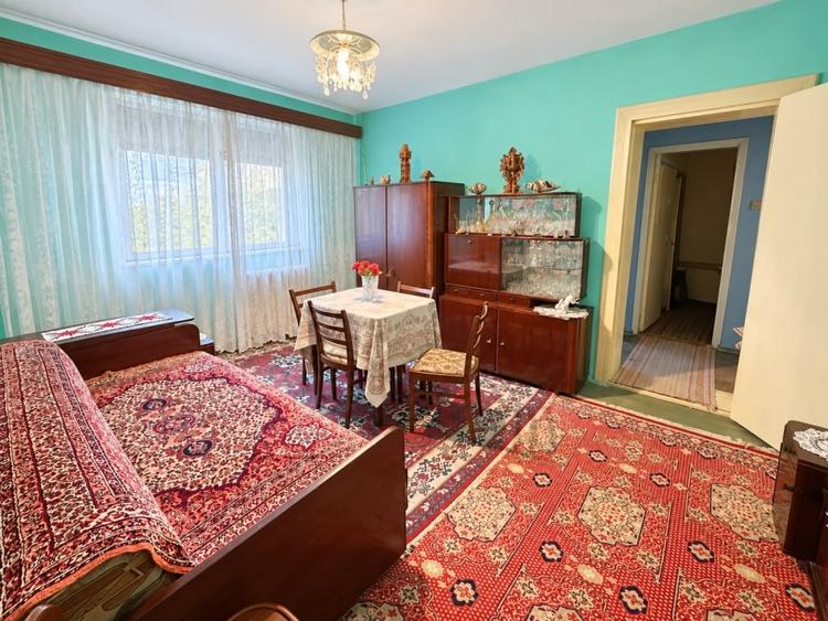 Apartament cu 3 camere semidecomandat în Cugir