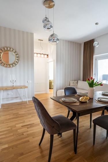 Apartament cu 3 camere semidecomandat, mobilat în Est