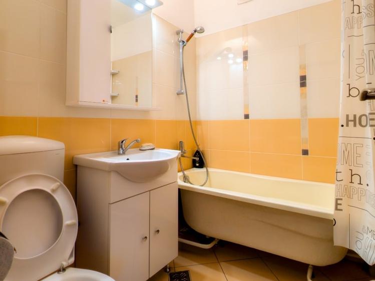 Apartament cu 3 camere semidecomandat, mobilat în Central