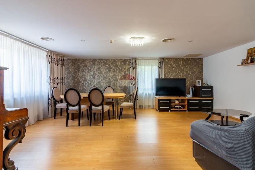 Casă individuală cu 8 camere cu Teren 440 Mp în Uverturii