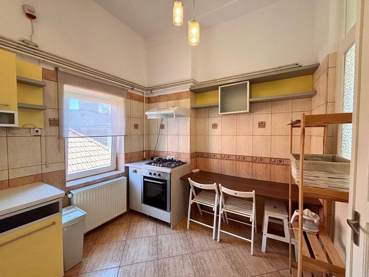 Apartament cu 3 camere, mobilat în Primăverii