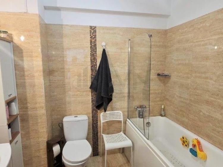 Apartament cu 3 camere decomandat în Jiului