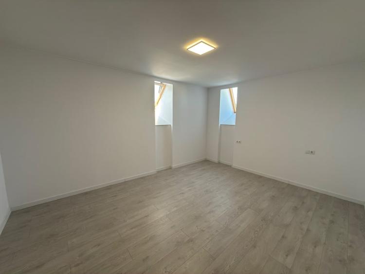 Casă individuală cu 9 camere cu Canalizare în Central