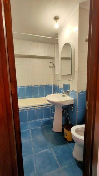 Apartament cu 3 camere semidecomandat în Tineretului