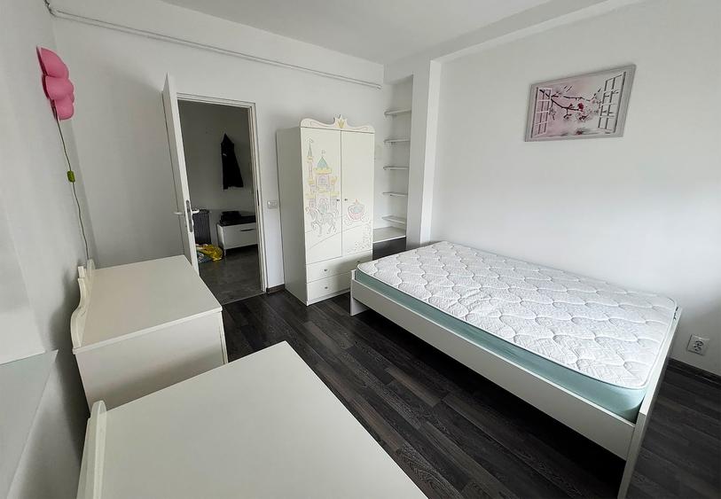 Apartament cu 3 camere în Sisești