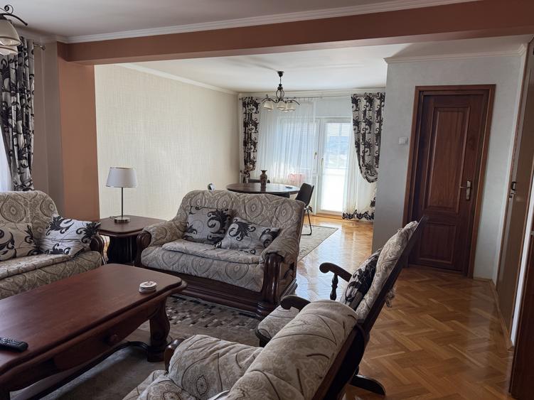 Apartament cu 3 camere decomandat, mobilat în Decebal