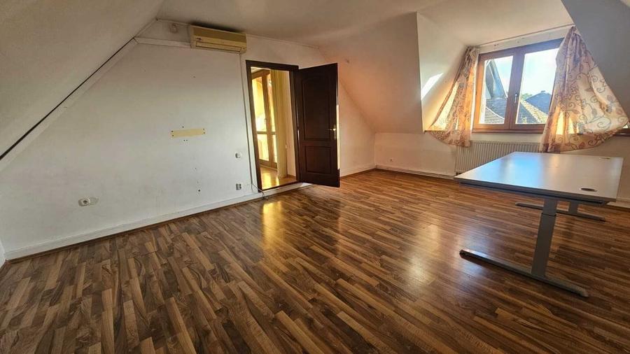 Casă cu 4 camere cu Teren 300 Mp în Central