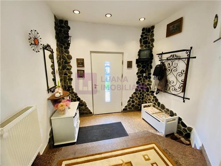 Casă individuală cu 7 camere cu Teren 1035 Mp în Central