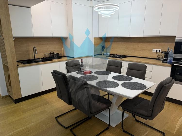 Apartament cu 3 camere semidecomandat, mobilat în Pipera