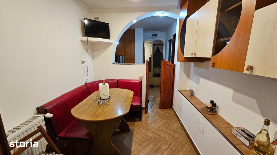 Apartament cu 3 camere decomandat în Calea București