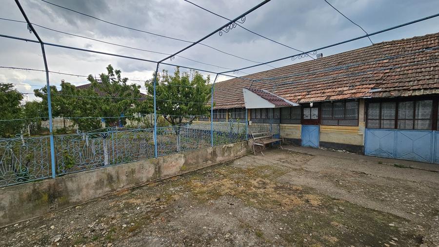 Casă cu 4 camere cu Teren 1500 Mp în Urzica