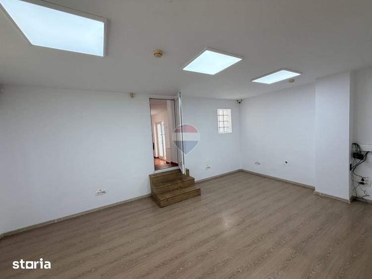 Casă cu 5 camere cu Teren 250 Mp în Grivița