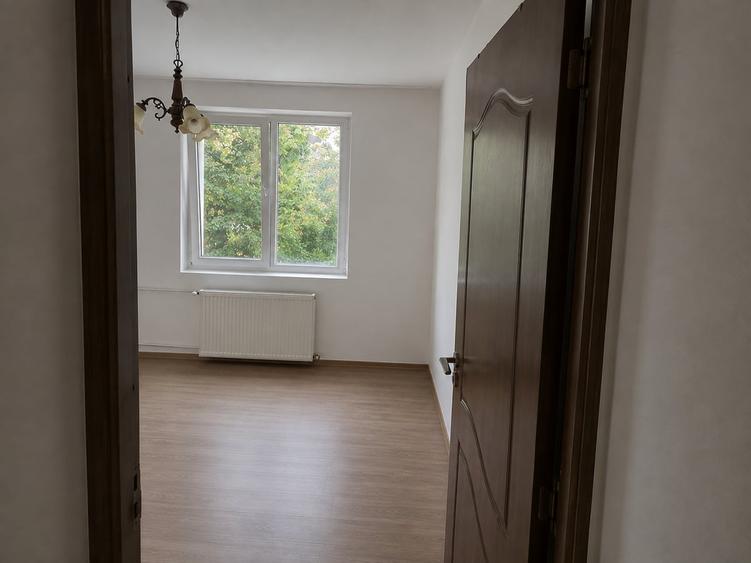 Apartament cu 3 camere semidecomandat în Titan