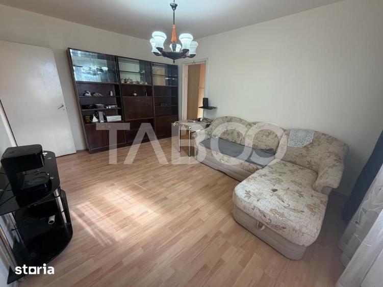 Apartament cu 3 camere semidecomandat în Central