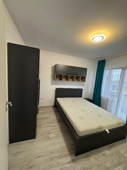 Apartament cu 3 camere decomandat, mobilat în Tractorul