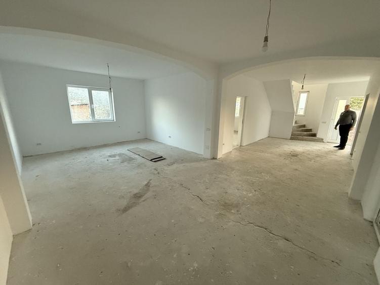 Casă cu 4 camere în Roata de Jos