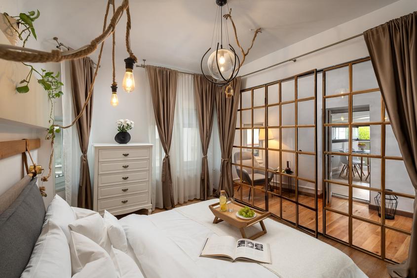 Apartament cu 3 camere semidecomandat, mobilat în Ultracentral