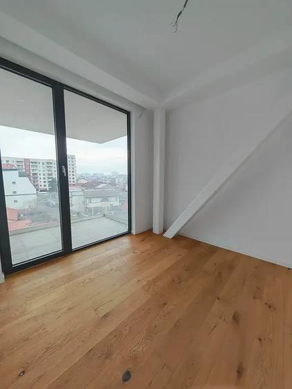 Apartament cu 4 camere decomandat în Aviației