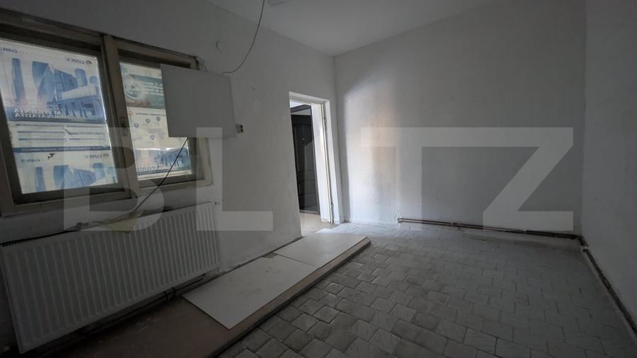 Casă individuală cu 8 camere cu Canalizare în Sud