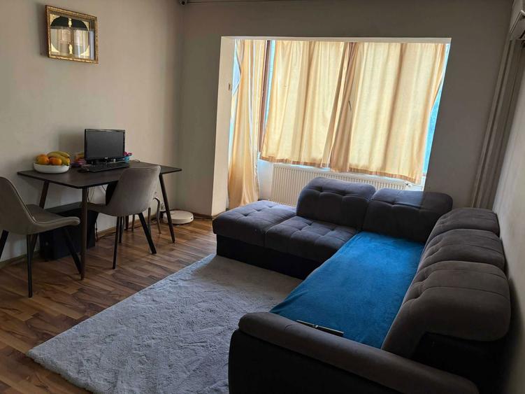Apartament cu 3 camere semidecomandat în Podu Roș