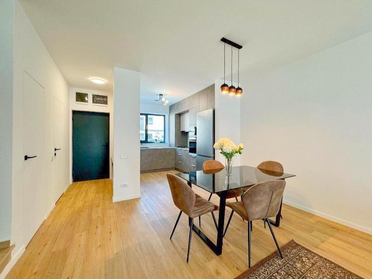 Apartament cu 4 camere decomandat, mobilat în Central