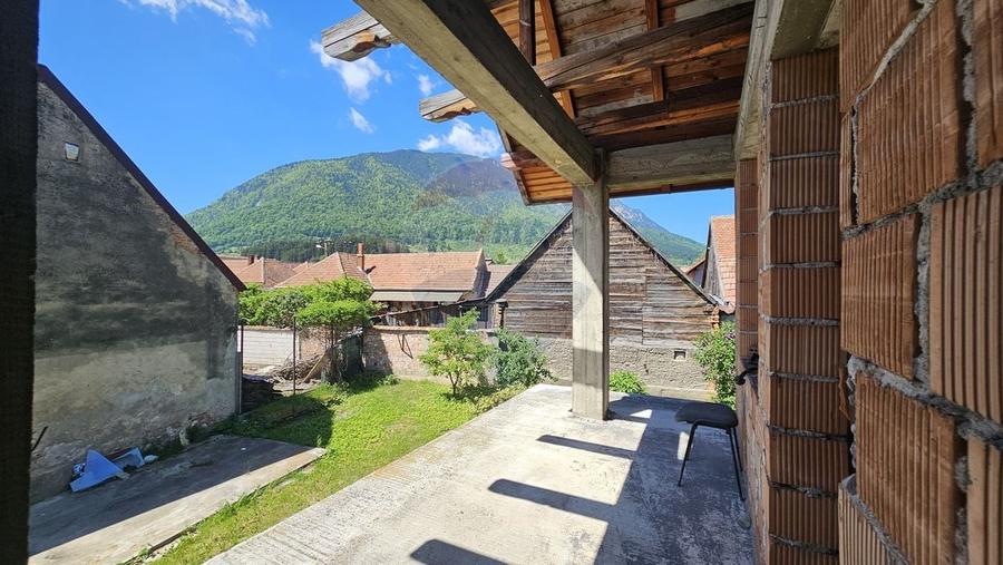 Casă individuală cu 7 camere cu Teren 1151 Mp în Central