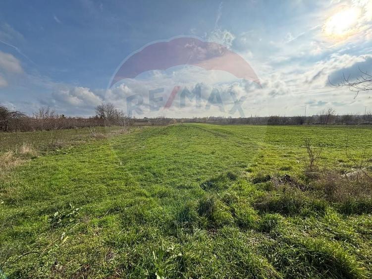 Teren agricol intravilan de 7094 mp, în Central