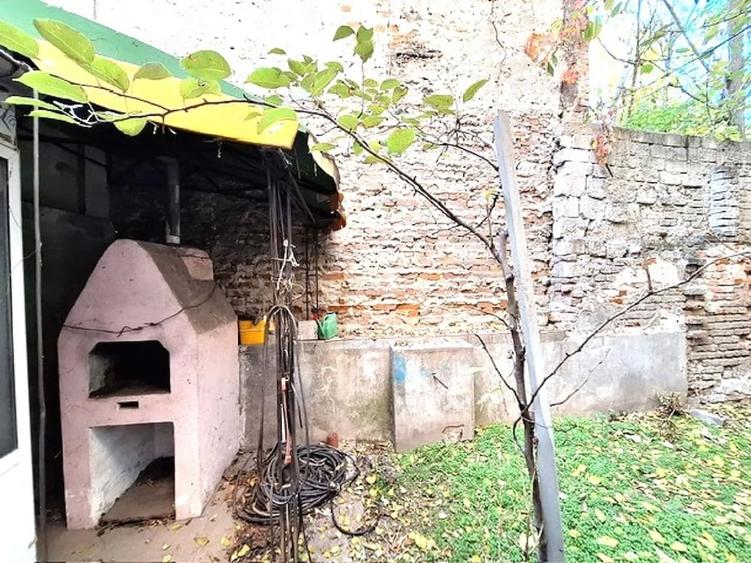 Casă cu Teren 50 Mp în Central