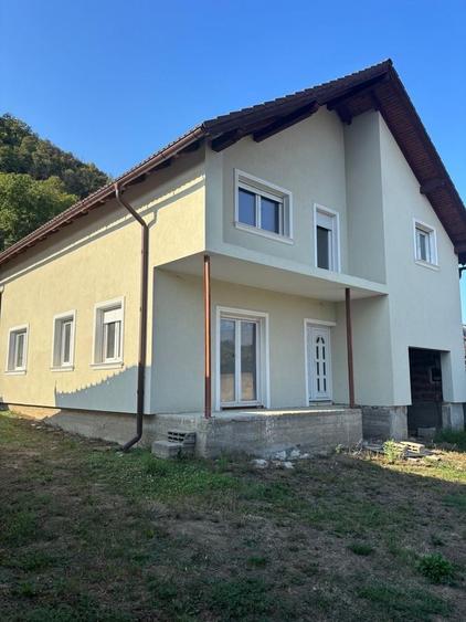 Casă cu 4 camere în Central
