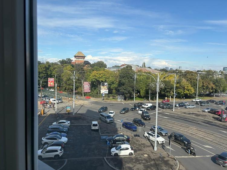 Apartament cu 3 camere decomandat în P-ța Victoriei