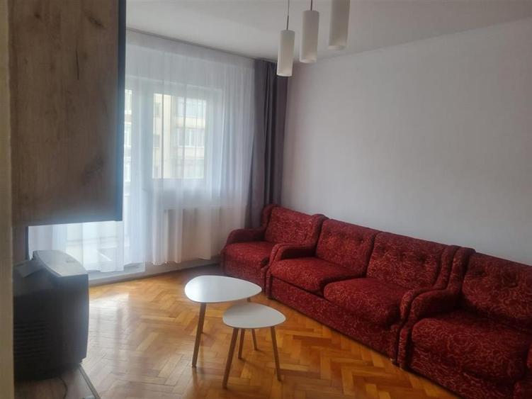 Apartament cu 3 camere decomandat, mobilat în Central